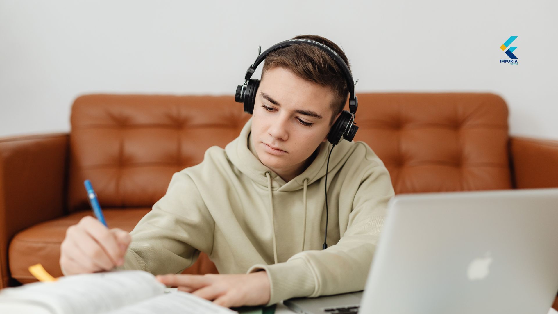 Adolescente focado estudando, representando o sucesso do tratamento para TDAH com Guanfacina