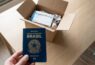 Passaporte e encomenda com medicamento Scopoderm importado.